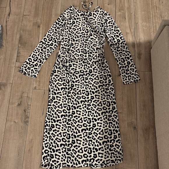 H&M Dresses & Skirts - H&M Black & White Long Sleeve Leopard Print Midi Dress